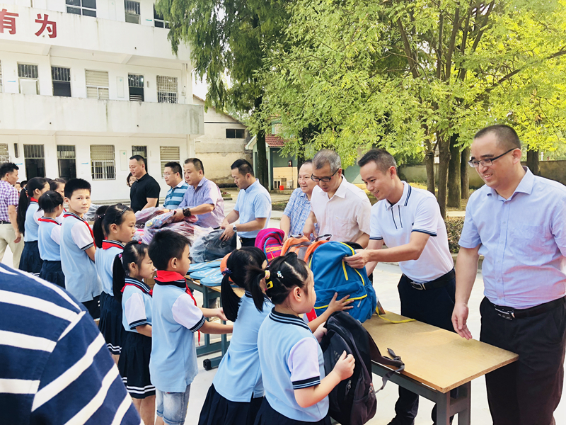 愛(ài)心助學(xué)點(diǎn)亮夢(mèng)想——安吉華都、華悅物業(yè)聯(lián)合開(kāi)展愛(ài)心捐贈(zèng)活動(dòng)