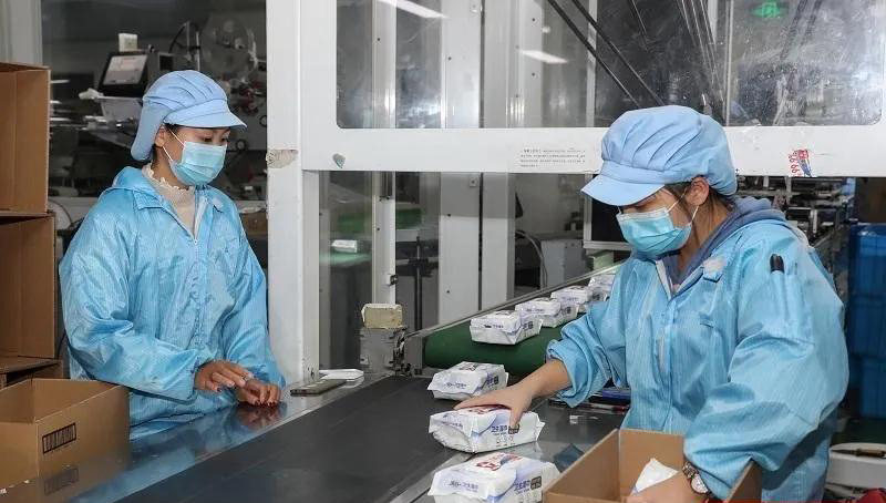 第一批消毒濕巾，唯爾福捐給了紹興文理學(xué)院附屬醫(yī)院