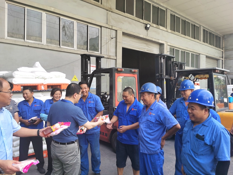 韓新偉赴新光公司開展高溫慰問(wèn)