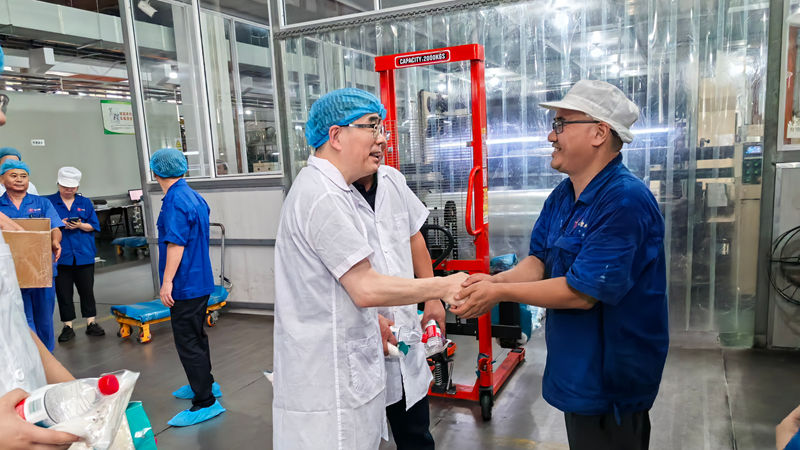 韓新偉赴工業一線送清涼